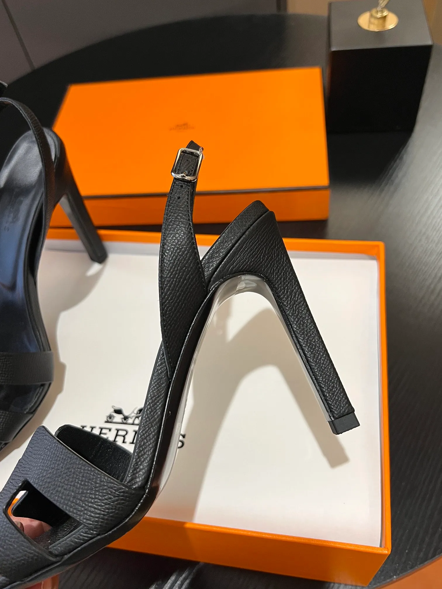 👟👟Ex-factory price 600👟👟Hermès 2023 high-heeled temperament sandals original customization! Counter synchronization! Hermès high heels have always been simple, fashionable and elegant! ! ! It can hold any style of wear, the height of 10.5cm is easy to control, and the feet feel comfortable and pressure-free! The classic and elegant style brings a sense of luxury to your feet! Highly recommended Material: Upper imported calfskin + mixed sheepskin lining Outsole: Italian genuine leather sole Size: 34-42 (34.41.42 customization is non-returnable and non-exchangeable)